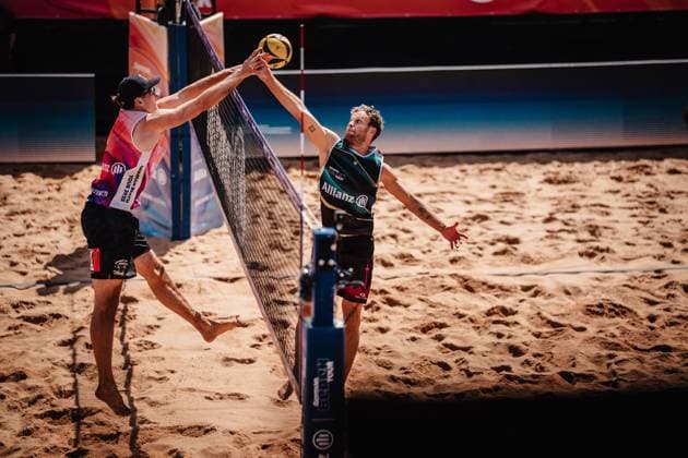 Beachvolleyball Männer Allianz German Beach Tour 2025 Tourstop München 12.07.2025 v.l. Tristan Fröbel blockt Eric Stadie-Seeber München Zentraler Hochschulsport Münche Bayern Deutschland