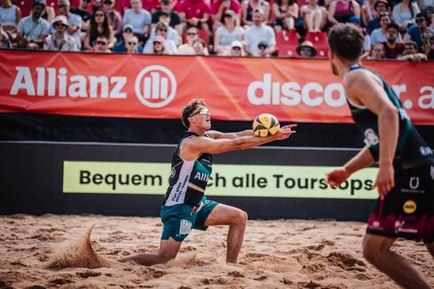 Beachvolleyball Männer Allianz German Beach Tour 2025 Tourstop München 12.07.2025 Hennes Nissen spielt den Ball München Zentraler Hochschulsport Münche Bayern Deutschland
