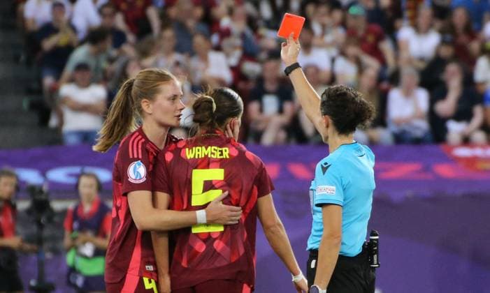 12.07.2025, xgrfx, Fussball Womens Euro 2025, Schweden - Deutschland v.l. Rote Karte, Carlotta Wamser (Deutsche Frauennationalmannschaft) (DFL DFB REGULATIONS PROHIBIT ANY USE OF PHOTOGRAPHS as IMAGE SEQUENCES and or QUASI-VIDEO) Zürich