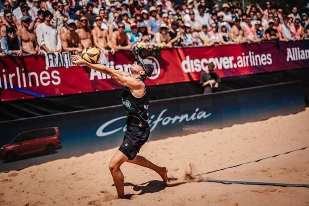 Beachvolleyball Männer Allianz German Beach Tour 2025 Tourstop München 12.07.2025 Paul Henning spielt den Ball München Zentraler Hochschulsport Münche Bayern Deutschland