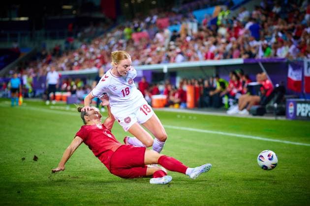 UEFA Womens Euro 2025: Polen - Dänemark; 12.07.2025 Sylwia Matysik (6; Polen) und Sara Holmgaard (18; Dänemark) kämpfen um den Ball auf dem Spielfeld UEFA Womens Euro 2025: Polen – Dänemark; Luzern, Allmend Stadion Luzern am 12.07.2025 *** UEFA Womens Euro 2025 Poland Denmark 12 07 2025 Sylwia Matysik 6 Poland and Sara Holmgaard 18 Denmark battle for the ball on the pitch UEFA Womens Euro 2025 Poland - Denmark Lucerne, Allmend Stadion Lucerne on 12 07 2025 Copyright: xBEAUTIFULxSPORTS Gelhardtx