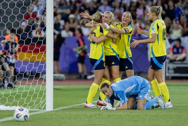 Zurich, Switzerland, July 12st 2025: Sweden players celebrates the goal scored by Smilla Holmberg (22 SWE) during the UEFA Womens EURO 2025 Group C match between Sweden and Germany at Letzigrund in Zurich, Switzerland. Philipp Kresnik (Philipp Kresnik SheKicks SPP)  Copyright: xPhilippxKresnikx xSheKicksx xSPPx spp-en-PhKrSh-1KRE0100-Verbessert-RR
