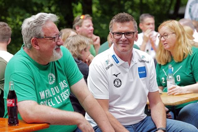 12.07.2025, xovx, Handball Bundesliga, HSG Wetzlar, Sommerfest HSG Wetzlar Fanclub Grün-Weiß Die Mannschaft der HSG Wetzlar präsentiert sich mit Team und Verantwortlichen zum Saisonstart in die Saison 2025 2026 beim Sommerfest des HSG Wetzlar Fanclub Grün-Weiß Schöffengrund-Schwalbach Grillhütte Hessen Deutschland (DE)