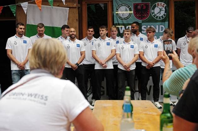 12.07.2025, xovx, Handball Bundesliga, HSG Wetzlar, Sommerfest HSG Wetzlar Fanclub Grün-Weiß Die Mannschaft der HSG Wetzlar präsentiert sich mit Team und Verantwortlichen zum Saisonstart in die Saison 2025 2026 beim Sommerfest des HSG Wetzlar Fanclub Grün-Weiß Schöffengrund-Schwalbach Grillhütte Hessen Deutschland (DE)