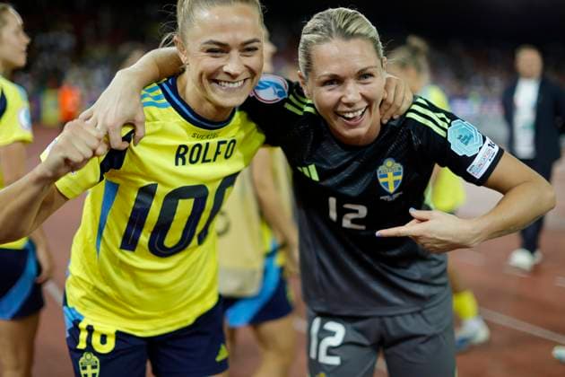 ZURICH, SCHWEIZ 20250712 Fridolina Rolfö firar sin 100:e landskamp med och jublar efter segern med malvakten Jennifer Falk efter lördagens match mellan Sverige och Tyskland, grupp C, pa Stadion Letzigrund i Zürich i damernas fotbolls-EM.