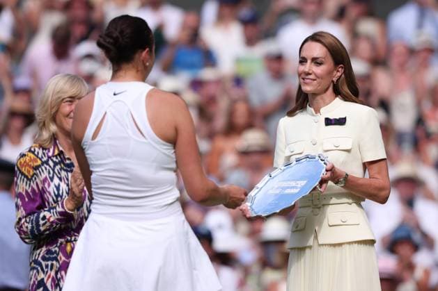 Catherine, Princess of Wales ueberreicht der Finalistin Amanda Anisimova die Schale Tennis - Wimbledon 2025 - Grand Slam ITF ATP, Tennis Herren WTA, Tennis Damen - AELTC - London - - Great Britain - 12 July 2025. Copyright: xJuergenxHasenkopfx