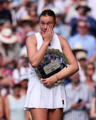Finalistin Amanda Anisimova waehrend der Siegerehrung, Presentation Tennis - Wimbledon 2025 - Grand Slam ITF ATP, Tennis Herren WTA, Tennis Damen - AELTC - London - - Great Britain - 12 July 2025. Copyright: xJuergenxHasenkopfx