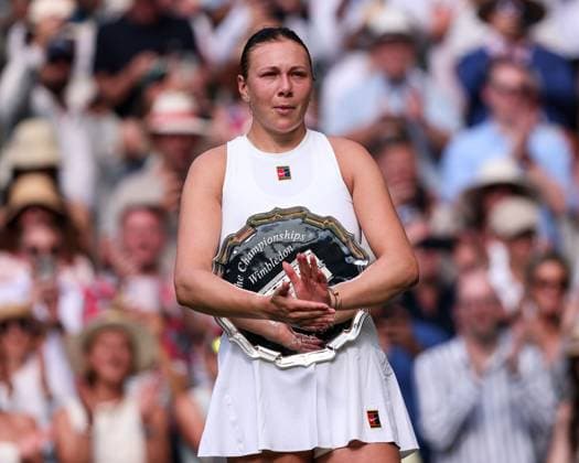 Finalistin Amanda Anisimova waehrend der Siegerehrung, Presentation Tennis - Wimbledon 2025 - Grand Slam ITF ATP, Tennis Herren WTA, Tennis Damen - AELTC - London - - Great Britain - 12 July 2025. Copyright: xJuergenxHasenkopfx