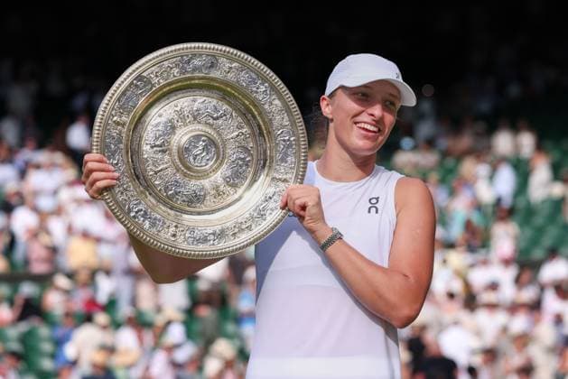 Siegerin Iga Swiatek mit der Schale, Damen Einzel, Ladies Singles, Siegerehrung, Presentation Tennis - Wimbledon 2025 - Grand Slam ITF ATP, Tennis Herren WTA, Tennis Damen - AELTC - London - - Great Britain - 12 July 2025. Copyright: xJuergenxHasenkopfx