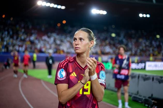 Klara Buehl (Deutschland, 19) ist enttauescht ueber die 4:1 Niederlage und bedankt sich auf einer Ehrenrunde bei den zahlreichen mitgereisten deutschen Fans, SUI, Schweden vs Deutschland, Fussball, UEFA Womens Euro 2025, Gruppe C, 3. Spieltag, Spielzeit 2024 2025, 12.07.2025 SUI, Schweden vs Deutschland, Fussball, UEFA Womens Euro 2025, Gruppe C, 3. Spieltag, Spielzeit 2024 2025, 12.07.2025 Zuerich *** Klara Buehl Germany, 19 is disappointed about the 4 1 defeat and thanks the numerous German fans who traveled with her on a lap of honor, SUI, Sweden vs. Germany, Football, UEFA Womens Euro 2025, Group C, Matchday 3, Season 2024 2025, 12 07 2025 SUI, Sweden vs. Germany, Football, UEFA Womens Euro 2025, Group C, Matchday 3, Season 2024 2025, 12 07 2025 Zuerich Copyright: xEibner-Pressefoto Memmlerx EP_MMR