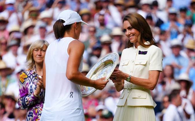 Catherine Princess of Wales presents Iga Swiatek with the Venus Rosewater Dish Wimbledon Tennis Championships, Day 13, The All England Lawn Tennis and Croquet Club, London, UK - 12 Jul 2025London The All England Lawn Tennis and United Kingdom  Copyright: xJavierxGarcia Shutterstockx 15392293iu