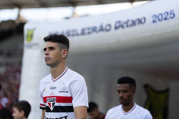 Soccer - Brasileirao 2025 - Flamengo 0:0 Sao Paulo RIO DE JANEIRO, BRAZIL - JULY 12: OSCAR of Sao Paulo enters the pitch prior to the match between Flamengo and Sao Paulo as part of Brasileirao 2025 at Sao Januario Stadium on July 12, 2025 in Rio de Janeiro, Brazil. Rio de Janeiro Sao Januario Stadium Brazil Copyright: xRuanoxCarneiroxRuanoxCarneirox
