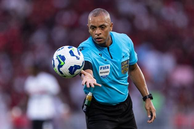 July 12, 2025, Rio de Janeiro, Rio de Janeiro, BRA: RIO DE JANEIRO, BRAZIL - JULY 12: The Referee WILTON PEREIRA SAMPAIO tosses the ball during the match between Flamengo and Sao Paulo as part of Brasileirao 2025 at Maracana Stadium on July 12, 2025 in Rio de Janeiro, Brazil. Rio de Janeiro BRA - ZUMAc227 20250712_zsp_c227_021 Copyright: xRuanoxCarneirox