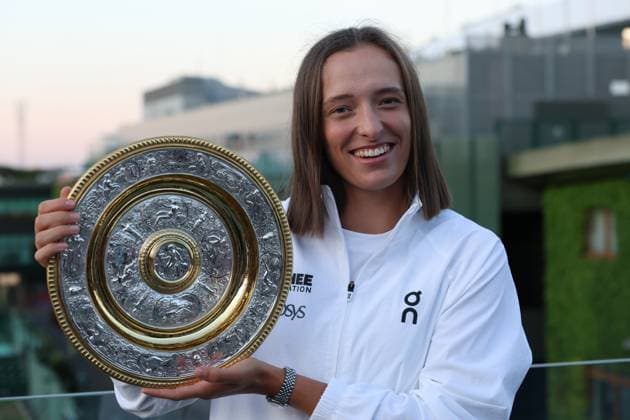 July 13, 2025, London, Celestynow, England: IGA SWIATEK of Poland celebrates the winning of final the Championships 2025 at Wimbledon AELTC in London. London England - ZUMAc278 20250713_zsp_c278_007 Copyright: xMarcinxCholewinskix