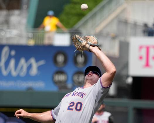 July 12, 2025: New York Mets first base Pete Alonso (20) shields his eyes from the sun to make the catch against the Mets at Kauffman Stadium Kansas City, Missouri. CSM. Kansas City United States - ZUMAc04_ 20250712_zma_c04_118 Copyright: xJonxRobichaudx