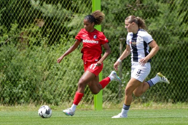 12.07.2025, xgrfx, Fussball Testspiel , FC Zürich Frauen - SC Freiburg Frauen v.l. Aurelie Csillag (SC Freiburg), Marlene Deyss (FC Zürich) (DFL DFB REGULATIONS PROHIBIT ANY USE OF PHOTOGRAPHS as IMAGE SEQUENCES and or QUASI-VIDEO) Zürich