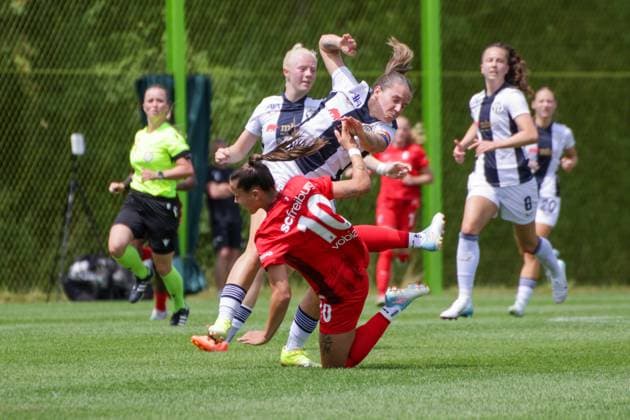 12.07.2025, xgrfx, Fussball Testspiel , FC Zürich Frauen - SC Freiburg Frauen v.l. Naomi Megroz (FC Zürich), Selina Vobian (SC Freiburg) (DFL DFB REGULATIONS PROHIBIT ANY USE OF PHOTOGRAPHS as IMAGE SEQUENCES and or QUASI-VIDEO) Zürich