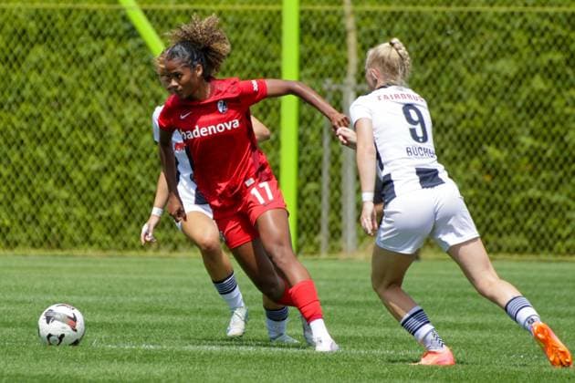 12.07.2025, xgrfx, Fussball Testspiel , FC Zürich Frauen - SC Freiburg Frauen v.l. Aurelie Csillag (SC Freiburg), Chiara Bücher (FC Zürich) (DFL DFB REGULATIONS PROHIBIT ANY USE OF PHOTOGRAPHS as IMAGE SEQUENCES and or QUASI-VIDEO) Zürich