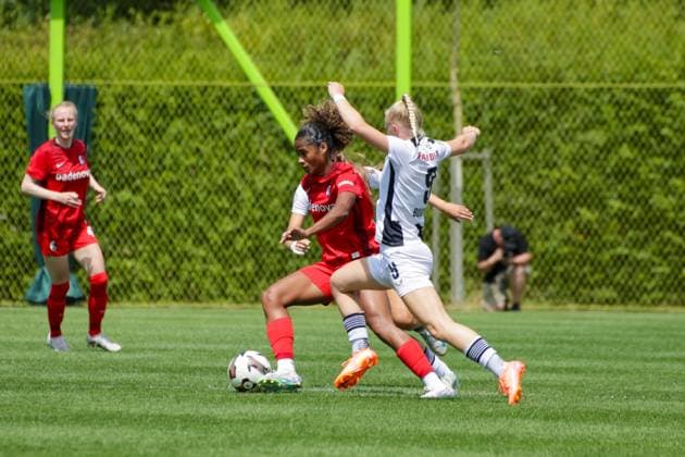 12.07.2025, xgrfx, Fussball Testspiel , FC Zürich Frauen - SC Freiburg Frauen v.l. Aurelie Csillag (SC Freiburg), Chiara Bücher (FC Zürich) (DFL DFB REGULATIONS PROHIBIT ANY USE OF PHOTOGRAPHS as IMAGE SEQUENCES and or QUASI-VIDEO) Zürich