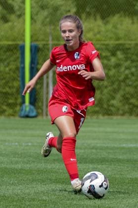 12.07.2025, xgrfx, Fussball Testspiel , FC Zürich Frauen - SC Freiburg Frauen v.l. Nia Szenk (SC Freiburg) (DFL DFB REGULATIONS PROHIBIT ANY USE OF PHOTOGRAPHS as IMAGE SEQUENCES and or QUASI-VIDEO) Zürich