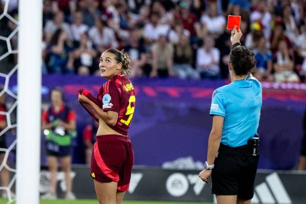 Schiedsrichterin Silvia Gasperotti (Italien) zeigt Carlotta Wamser (Deutschland, 05) die rote Karte, SUI, Schweden vs Deutschland, Fussball, UEFA Womens Euro 2025, Gruppe C, 3. Spieltag, Spielzeit 2024 2025, 12.07.2025 SUI, Schweden vs Deutschland, Fussball, UEFA Womens Euro 2025, Gruppe C, 3. Spieltag, Spielzeit 2024 2025, 12.07.2025 Zuerich Copyright: xEibner-Pressefoto Memmlerx EP_MMR