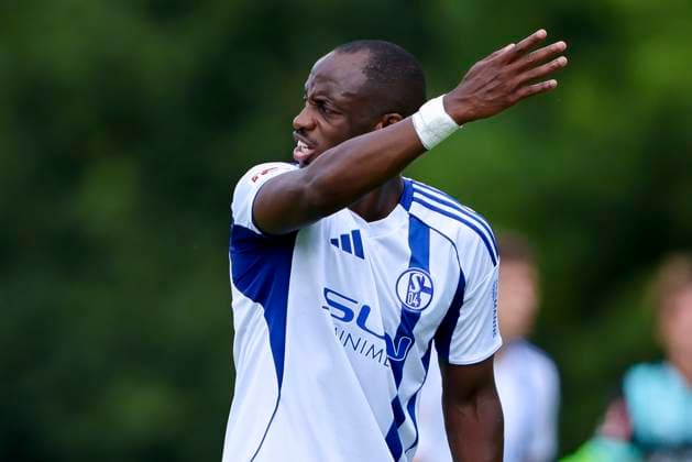 Christopher Antwi-Adjei (FC Schalke 04) gestikuliert, Friendly match, FC Schalke 04 vs FC St. Gallen, Velly-Arena am 12. July 2025 in Imst, Oesterreich. (Foto von Marco Steinbrenner DeFodi Images) Christopher Antwi-Adjei (FC Schalke 04) gestures, Friendly match, FC Schalke 04 vs FC St. Gallen, Velly-Arena, July 12, 2025 in Imst, Austria. (Photo by Marco Steinbrenner DeFodi Images)