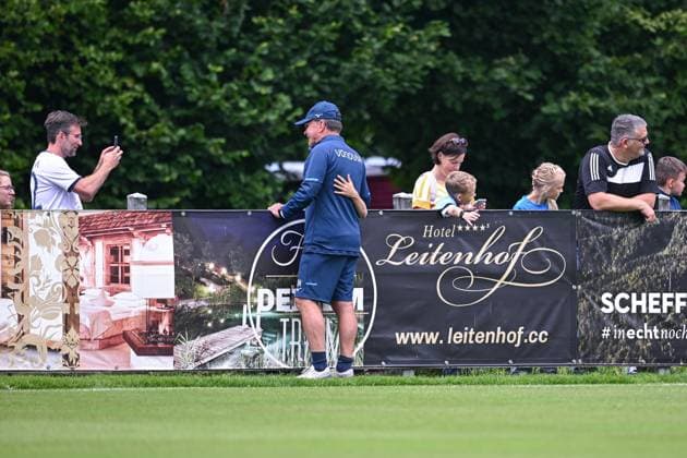 13.07.2025, Fussball, Saison 2025 2026, 2. Bundesliga, Vorbereitung, Sommertrainingslager des VfL Bochum in Scheffau am Wilden Kaiser, Tag 2, Trainer Dieter Hecking (VfL Bochum 1848) macht Fotos mit Fans, xRHR-FOTO YYx