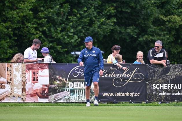 13.07.2025, Fussball, Saison 2025 2026, 2. Bundesliga, Vorbereitung, Sommertrainingslager des VfL Bochum in Scheffau am Wilden Kaiser, Tag 2, Trainer Dieter Hecking (VfL Bochum 1848) macht Fotos mit Fans, xRHR-FOTO YYx