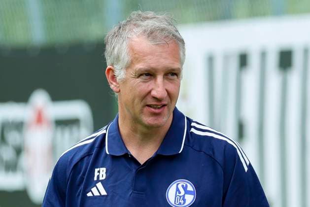 Vorstand Frank Baumann (FC Schalke 04) schaut, Friendly match, SV Wehen Wiesbaden vs FC Schalke 04, Trainingsplatz am 12. July 2025 in Neustift im Stubaital, Oesterreich. (Foto von Marco Steinbrenner DeFodi Images) Vorstand Sport Frank Baumann (FC Schalke 04) looks on, Friendly match, SV Wehen Wiesbaden vs FC Schalke 04, Trainingsplatz, July 12, 2025 in Neustift im Stubaital, Austria. (Photo by Marco Steinbrenner DeFodi Images)