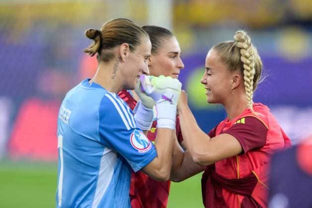 Fußball, UEFA Women s EURO 2025, 20250712, Schweden - Deutschland. Im Bild v.l. Torfrau Ann-Katrin BERGER (Deutschland, 1), Giulia GWINN (Deutschland, 7). Zürich Stadion Letzigrund Zürich Schweiz Copyright: Passion2Press MarkusxFischerx