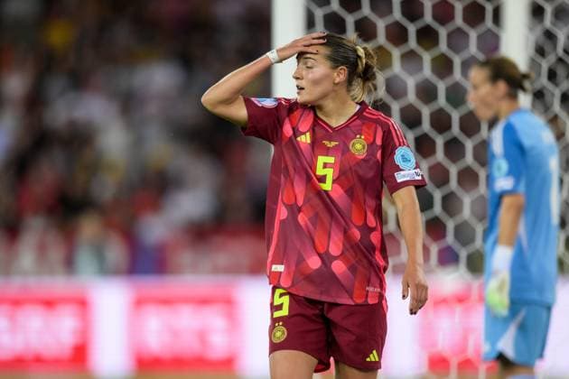 Fußball, UEFA Women s EURO 2025, 20250712, Schweden - Deutschland. Im Bild Carlotta WAMSER (Deutschland, 5) nach roter Karze. Zürich Stadion Letzigrund Zürich Schweiz Copyright: Passion2Press MarkusxFischerx