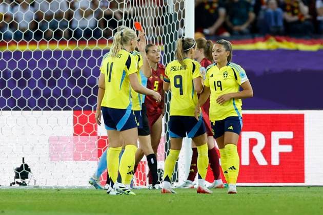 Schiedsrichterin, Referee: Silvia Gasperotti zeigt Carlotta Wamser (Deutschland, 5) die rote karte, Platzverweis 12.07.2025, Fussball, UEFA Womens Euro, Schweden - Deutschland, Schweiz, Zürich, Letzigrund. Copyright: HMBxMedia xHeikoxBecker