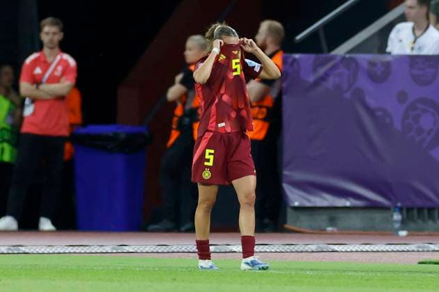 Carlotta Wamser (Deutschland, 5) Enttaeuschung, niedergeschlagen, deprimiert, frust, enttaeuscht, enttaeuscht schauend, dissapointed nach Ihrer roten Karte. 12.07.2025, Fussball, UEFA Womens Euro, Schweden - Deutschland, Schweiz, Zürich, Letzigrund. Copyright: HMBxMedia xHeikoxBecker