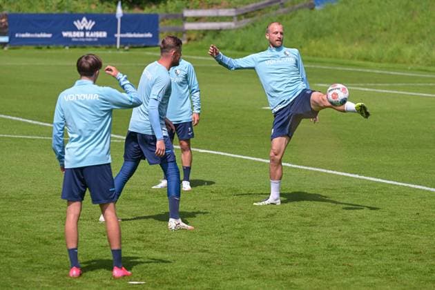 13.07.2025, Fussball, Saison 2025 2026, 2. Bundesliga, Vorbereitung, Sommertrainingslager des VfL Bochum in Scheffau am Wilden Kaiser, Tag 2, Torwart Timo Horn (VfL Bochum 1848), Philipp Hofmann (VfL Bochum 1848) xRHR-FOTO YYx