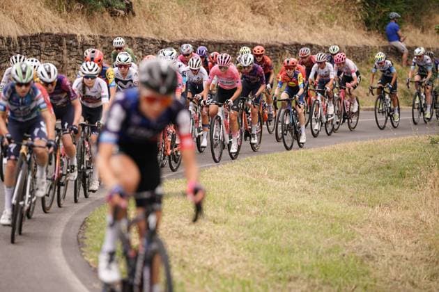 Sport Bilder des Tages The pack during the 8th stage of the Giro d™Italia Women, from ForlÃ¬ to Imola (Autodromo Enzo e Dino Ferrari), Italy Sunday, July 13, 2025. - cycling .  Copyright: xMarcoxAlpozzi LaPressex