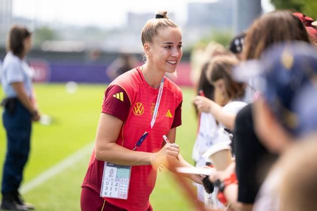 Sport Bilder des Tages Giulia Gwinn (Deutschland, 07) schreibt Autogramme fuer die Fans, SUI, Oeffentliches Training Fussball Frauen Nationalmannschaft Deutschland, UEFA Womens Euro 2025, Spielzeit 2024 2025, 13.07.2025 SUI, Oeffentliches Training Fussball Frauen Nationalmannschaft Deutschland, UEFA Womens Euro 2025, Spielzeit 2024 2025, 13.07.2025 Zuerich Copyright: xEibner-Pressefoto Memmlerx EP_MMR