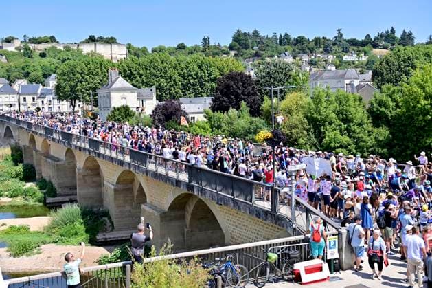 Tour de France 2025 Stage 9 CHATEAUROUX, FRANCE - JULY 13 : illustration picture peloton at the start during stage 9 of the 112th edition of Tour de France an UCI World Tour 2.UWT cycling road race stage for Men Elite of 170 km with start in Chinon and finish in Chateauroux on July 13, 2025 in Chateauroux, France, 13 07 2025 ( Motordriver Kenny Verfaillie - Chateauroux France  Copyright: xPetexGodingx