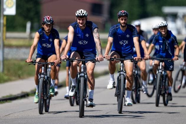 Fraser Hornby (SV Darmstadt 98, 09) Matej Maglica (SV Darmstadt 98, 05) und Aleksandar Vukotic (SV Darmstadt 98, 20) auf dem Weg zum Training mit dem Fahrrad SV Darmstadt 98, Fussball, 2. Bundesliga, Trainingslager, 4. Tag, 13.07.2025. SV Darmstadt 98, Fussball, 2. Bundesliga, Trainingslager, 4. Tag, 13.07.2025. Bad Wörishofen