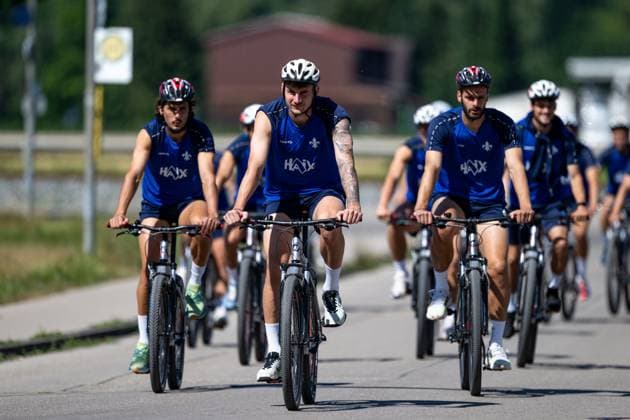 Fraser Hornby (SV Darmstadt 98, 09) Matej Maglica (SV Darmstadt 98, 05) und Aleksandar Vukotic (SV Darmstadt 98, 20) auf dem Weg zum Training mit dem Fahrrad SV Darmstadt 98, Fussball, 2. Bundesliga, Trainingslager, 4. Tag, 13.07.2025. SV Darmstadt 98, Fussball, 2. Bundesliga, Trainingslager, 4. Tag, 13.07.2025. Bad Wörishofen