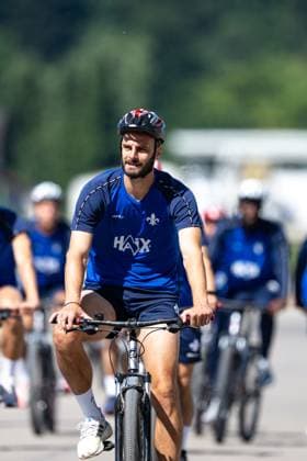 Aleksandar Vukotic (SV Darmstadt 98, 20) auf dem Weg zum Training mit dem Fahrrad SV Darmstadt 98, Fussball, 2. Bundesliga, Trainingslager, 4. Tag, 13.07.2025. SV Darmstadt 98, Fussball, 2. Bundesliga, Trainingslager, 4. Tag, 13.07.2025. Bad Wörishofen