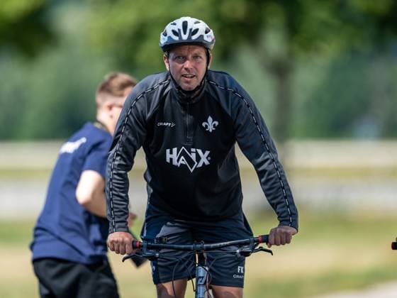 Florian Kohfeldt (SV Darmstadt 98, Trainer) auf dem Weg zum Training mit dem Fahrrad, SV Darmstadt 98, Fussball, 2. Bundesliga, Trainingslager, 4. Tag, 13.07.2025. SV Darmstadt 98, Fussball, 2. Bundesliga, Trainingslager, 4. Tag, 13.07.2025. Bad Wörishofen
