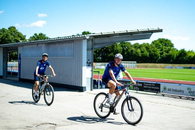 Isac Lidberg (SV Darmstadt 98, 07) und dahinter Sergio Lopez (SV Darmstadt 98, 02) auf dem Fahrrad, SV Darmstadt 98, Fussball, 2. Bundesliga, Trainingslager, 4. Tag, 13.07.2025. SV Darmstadt 98, Fussball, 2. Bundesliga, Trainingslager, 4. Tag, 13.07.2025. Bad Wörishofen