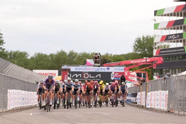The Pack during the 8th stage of the Giro d™Italia Women, from ForlÃ¬ to Imola (Autodromo Enzo e Dino Ferrari), Italy Sunday, July 13, 2025. - cycling .  Copyright: xMassimoxPaolone LaPressex