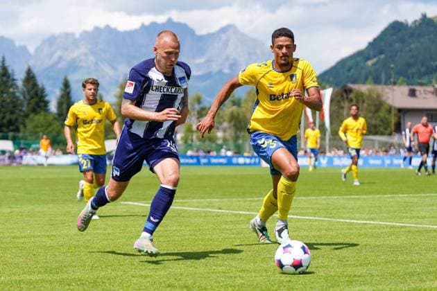 Sport Bilder des Tages Testspiel - 13.07.2025 - Hertha BSC vs. Bröndby IF - Sportstadion Kitzbühel Langau (Kitzbühel, Österreich); Jon Dagur Thorsteinsson (Hertha BSC), Frederik Alves (Bröndby IF) *** Test match 13 07 2025 Hertha BSC vs Bröndby IF Sportstadion Kitzbühel Langau Kitzbühel, Austria Jon Dagur Thorsteinsson Hertha BSC , Frederik Alves Bröndby IF Copyright: xLukaxKolanovicx