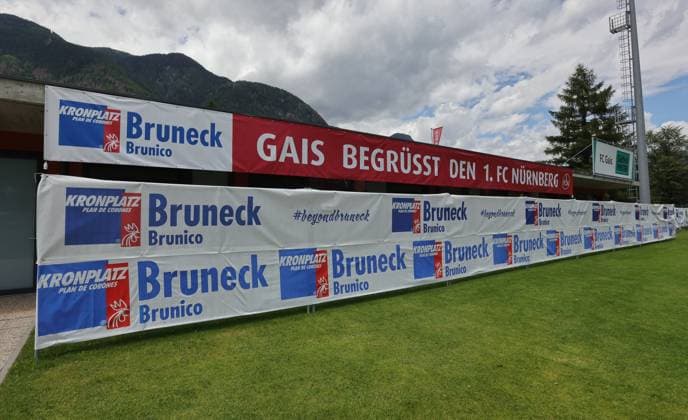 13.07.2025 - Fussball - 2. Fussball-Bundesliga - Saison 2025 2026 - 1. FC Nürnberg FCN Club - Trainingslager Sommer Sommertrainingslager Gais - Bruneck - Südtirol - Zink DaMa - xdaxmax - Symbolbild Symbolfoto Feature Impression - Sportplatz Trainingsplatz Fußballplatz Gais - Spruchband Transparent Gais begrüßt den 1. FC Nürnberg