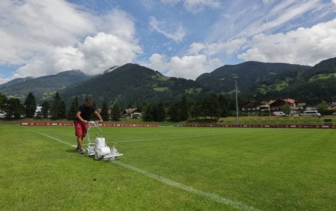 13.07.2025 - Fussball - 2. Fussball-Bundesliga - Saison 2025 2026 - 1. FC Nürnberg FCN Club - Trainingslager Sommer Sommertrainingslager Gais - Bruneck - Südtirol - Zink DaMa - xdaxmax - Symbolbild Symbolfoto Feature Impression - Sportplatz Trainingsplatz Fußballplatz Gais - Platzwart markiert Linien