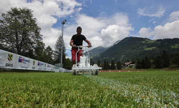 13.07.2025 - Fussball - 2. Fussball-Bundesliga - Saison 2025 2026 - 1. FC Nürnberg FCN Club - Trainingslager Sommer Sommertrainingslager Gais - Bruneck - Südtirol - Zink DaMa - xdaxmax - Symbolbild Symbolfoto Feature Impression - Sportplatz Trainingsplatz Fußballplatz Gais - Platzwart markiert Linien