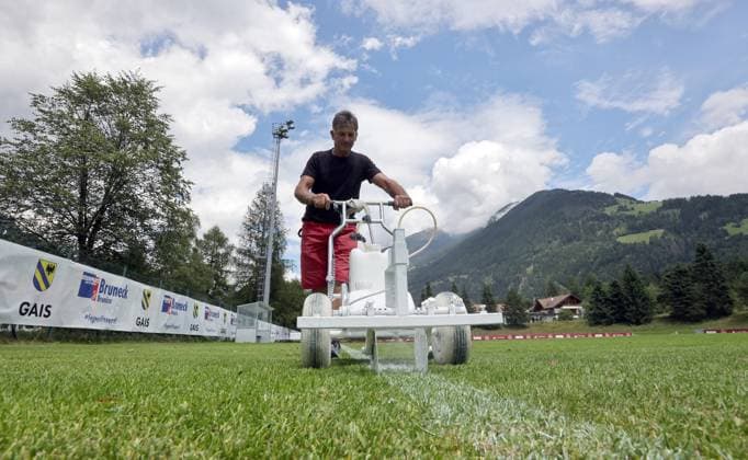 13.07.2025 - Fussball - 2. Fussball-Bundesliga - Saison 2025 2026 - 1. FC Nürnberg FCN Club - Trainingslager Sommer Sommertrainingslager Gais - Bruneck - Südtirol - Zink DaMa - xdaxmax - Symbolbild Symbolfoto Feature Impression - Sportplatz Trainingsplatz Fußballplatz Gais - Platzwart markiert Linien