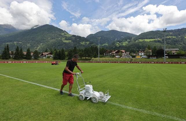 13.07.2025 - Fussball - 2. Fussball-Bundesliga - Saison 2025 2026 - 1. FC Nürnberg FCN Club - Trainingslager Sommer Sommertrainingslager Gais - Bruneck - Südtirol - Zink DaMa - xdaxmax - Symbolbild Symbolfoto Feature Impression - Sportplatz Trainingsplatz Fußballplatz Gais - Platzwart markiert Linien