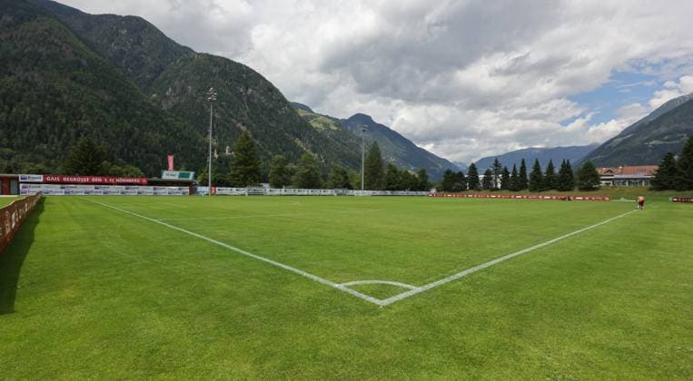 13.07.2025 - Fussball - 2. Fussball-Bundesliga - Saison 2025 2026 - 1. FC Nürnberg FCN Club - Trainingslager Sommer Sommertrainingslager Gais - Bruneck - Südtirol - Zink DaMa - xdaxmax - Symbolbild Symbolfoto Feature Impression - Sportplatz Trainingsplatz Fußballplatz Gais